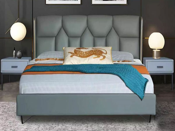 Vilka försiktighetsåtgärder bör vidtas när man underhåller en läderklädd säng?